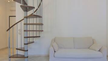 Apartamento, balcón, vistas a la ciudad | Sala de estar