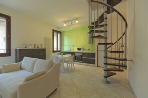 Appartement, balcon, vue ville | Coin séjour
