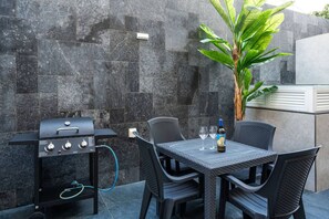 Outdoor dining - Modern 2BR/2BA • 10min to Valletta • Backyard BBQ! (Pietà)