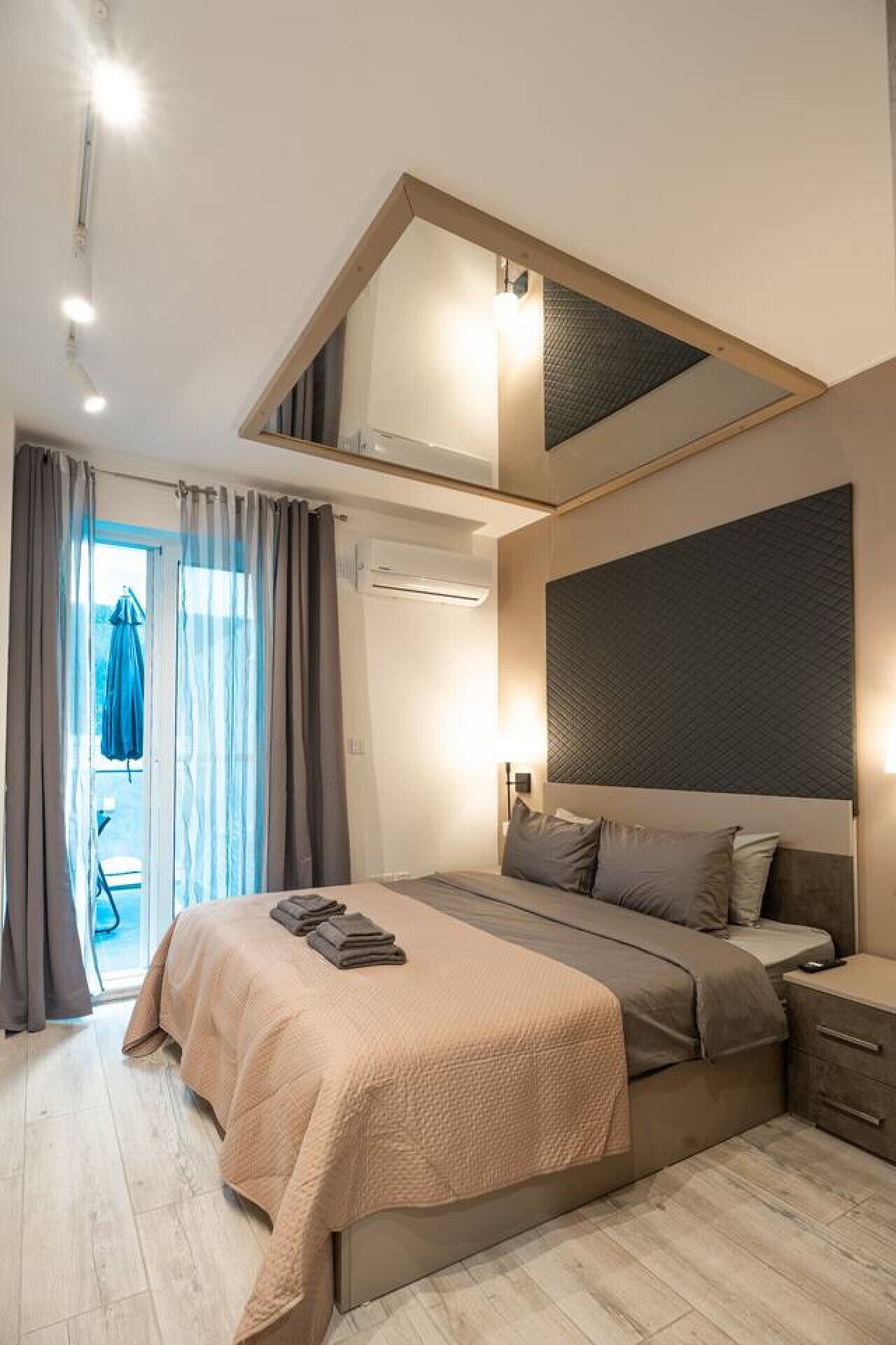 Desk, iron/ironing board, WiFi, bed sheets