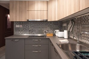 Fridge, microwave, oven, stovetop - Modern 2BR/2BA • 10min to Valletta • Backyard BBQ! (Pietà)