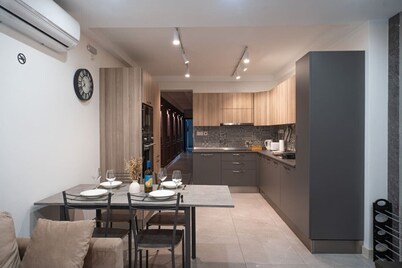 Modern 2BR/2BA • 10min to Valletta • Backyard BBQ!