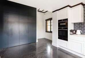 Private kitchen - Whiterocks Tanunda Walk to Cafés Sleeps 8 Heritage (Tanunda)