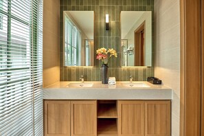 Villa Deluxe, 4 habitaciones, vistas al jardín | Baño | Bañera y ducha independientes y artículos de higiene personal gratuitos