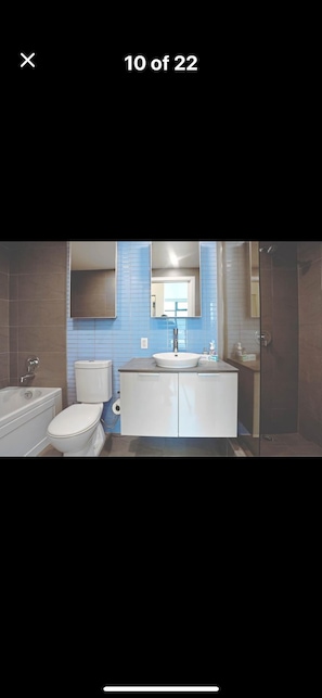 Chuveiro, banheira de hidromassagem, secador de cabelo, bidê