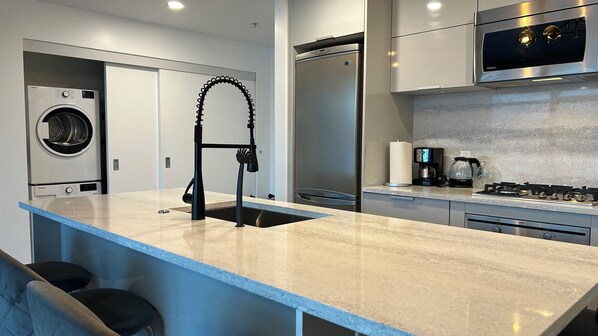 Microwave, oven, stovetop, dishwasher - Infinite blue (Vancouver)