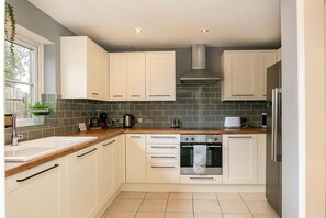 Fridge, microwave, oven, stovetop - Beautiful 3 Bedroom Cotswold Cottage (Enstone)