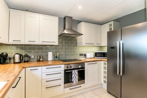 Refrigerador, microondas, horno y parrilla de estufa 