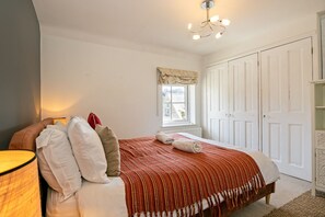 3 bedrooms, desk, iron/ironing board, travel crib