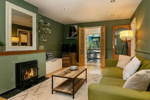 TV, fireplace - Beautiful 3 Bedroom Cotswold Cottage (Enstone)