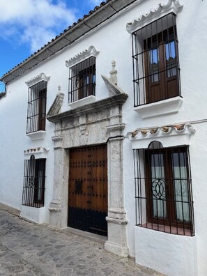 تفاصيل الفندق من الخارج