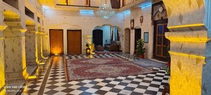 المنشأة من الداخل