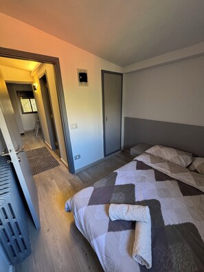 2 bedrooms, WiFi, bed sheets - The Cozy Inn - Emerald (Faqra - Kfardebiane,)