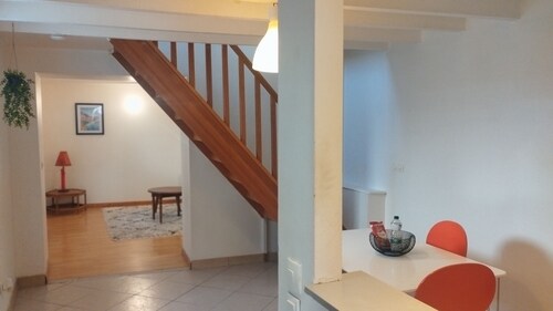 L ' ARLEQUIN. Proche Tram et Métro, calme, terrasse,lit bébé