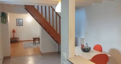 L ' ARLEQUIN. Proche Tram et Métro, calme, terrasse,lit bébé