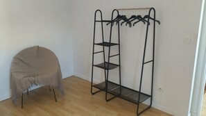 Interior - L ' ARLEQUIN. Near Tram and Metro, quiet, terrace, cot (Vénissieux)
