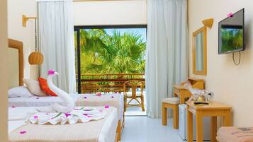 Superior Room | Bar mini, peti besi dalam bilik, meja, seterika/papan seterika