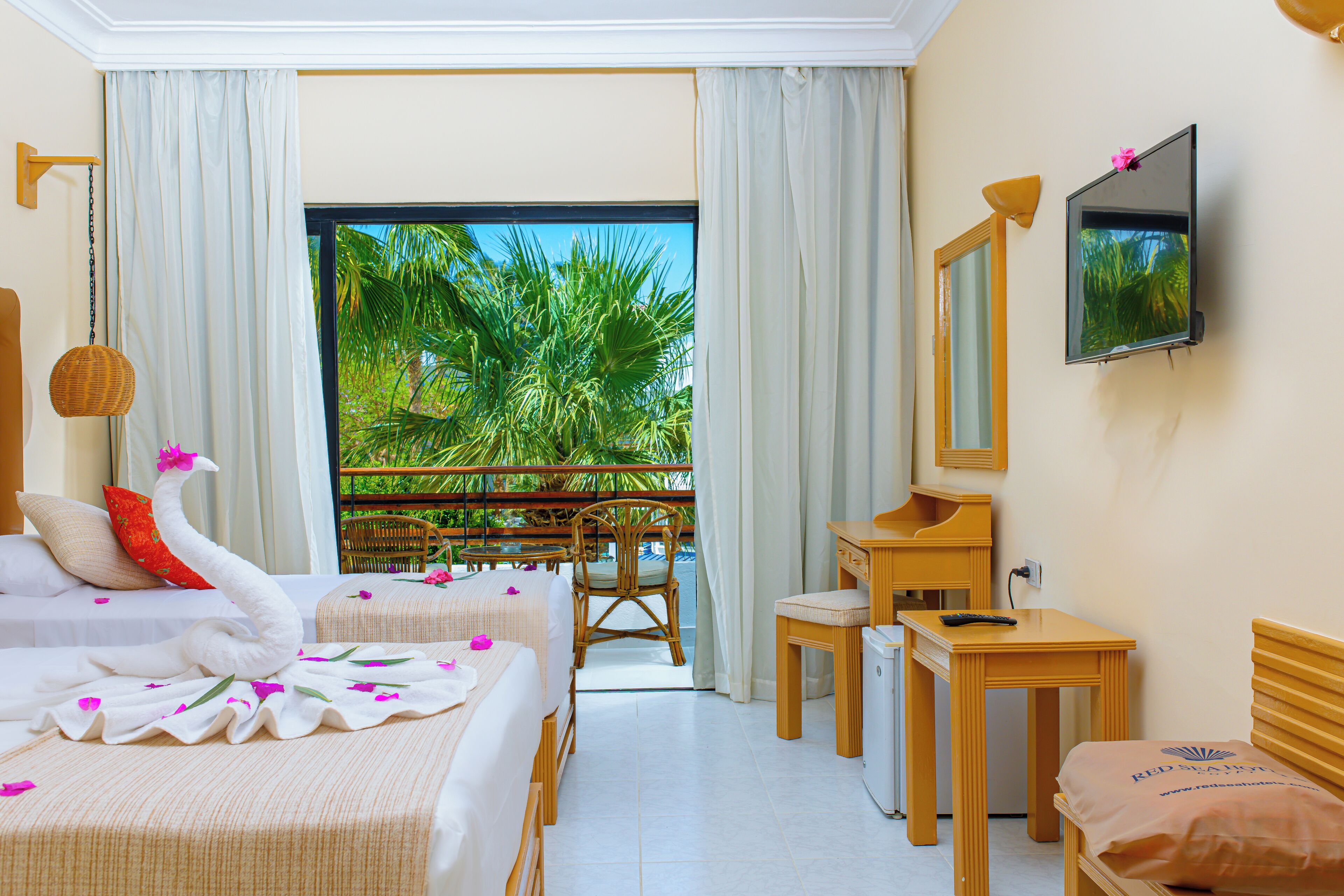 Superior Double Room, Garden View | Minibar, in-room safe, desk, iron/ironing board