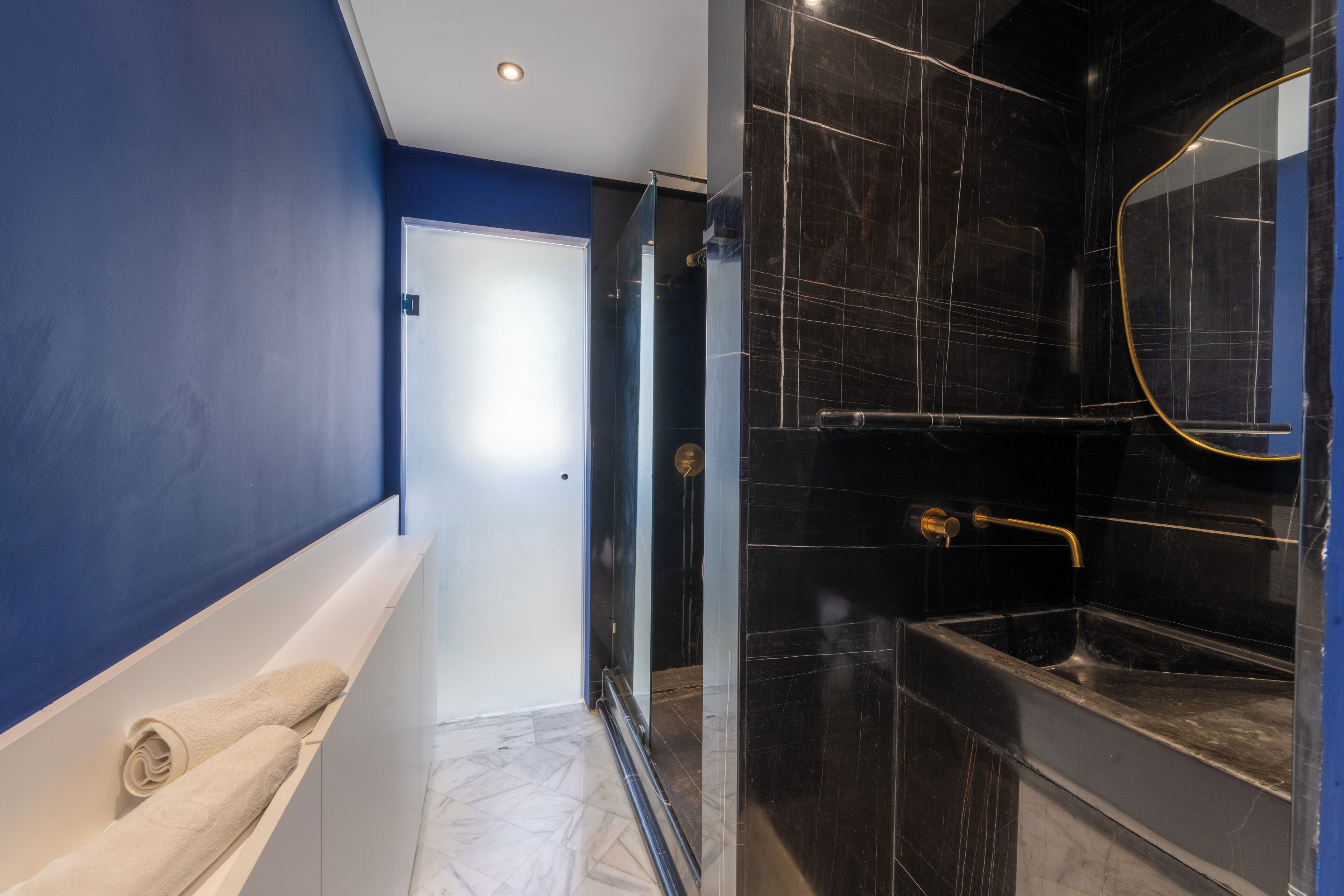 Quarto casal ou duplo superior, vista para o mar | Banheiro | Banheira e chuveiro separados, produtos de toalete grátis