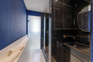 Superior dubbelrum eller tvåbäddsrum - havsutsikt | Badrum | Badkar och dusch, gratis toalettartiklar, hårtork och handdukar