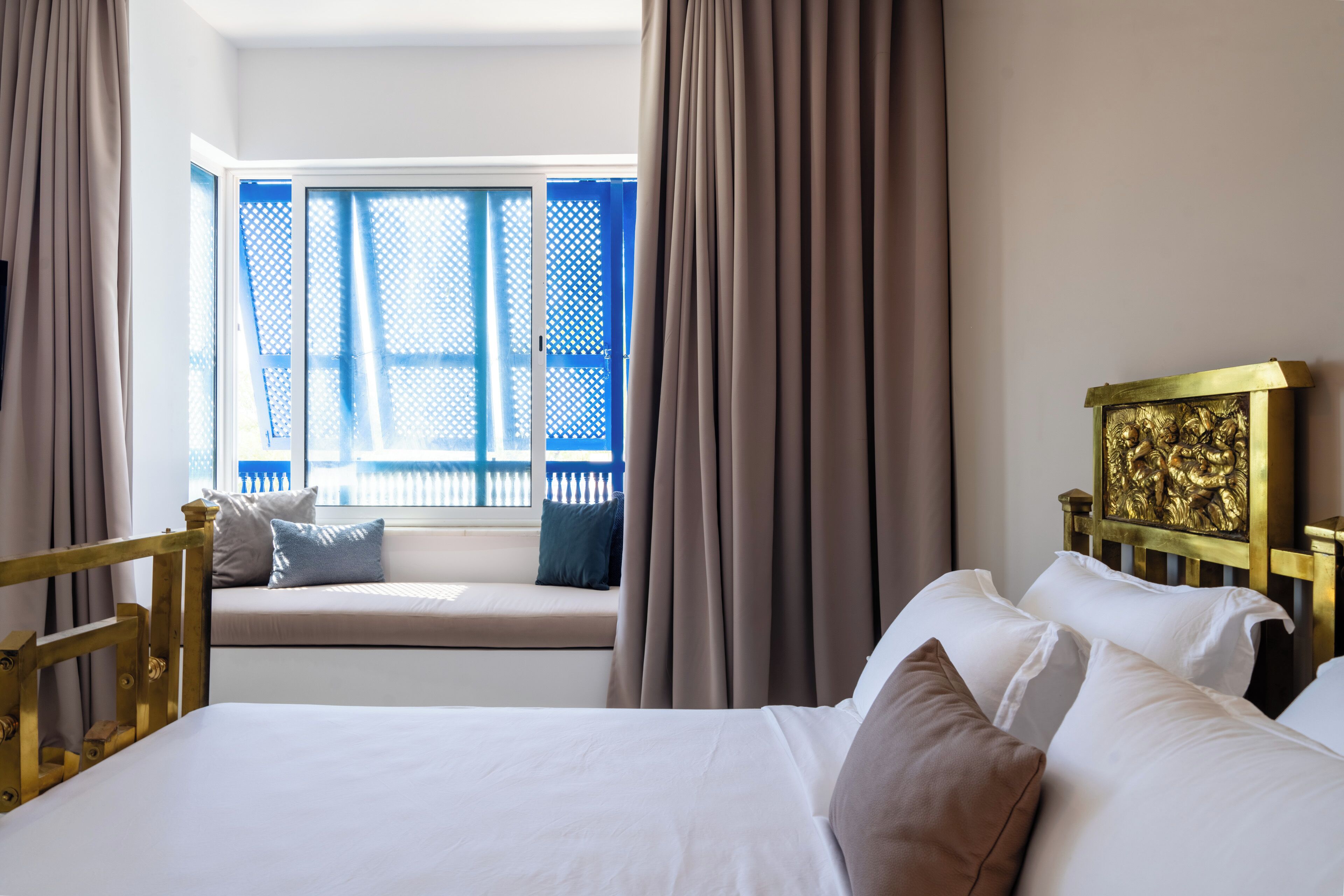 Quarto casal conforto | Cofres nos quartos, cortinas blackout, Wi-Fi de cortesia