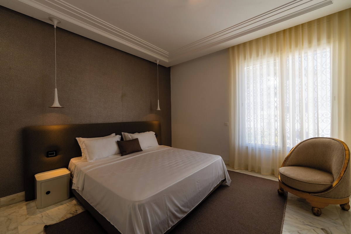 Deluxe dubbelrum - utsikt mot poolen | Värdeförvaringsskåp på rummet, mörkläggningsgardiner och gratis wi-fi