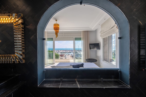 Superior kamer, 1 twee- of 2 eenpersoonsbedden, balkon, uitzicht op zee | Badkamer | Een aparte badkuip en douche, gratis toiletartikelen, een haardroger