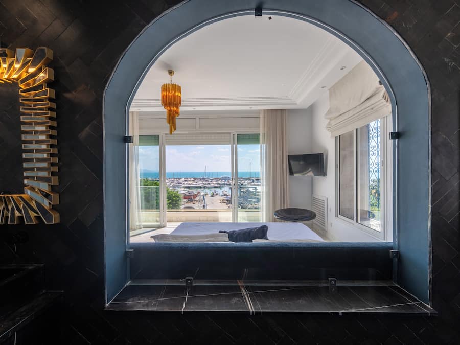 Quarto casal ou duplo superior, sacada, vista para o mar | Banheiro | Banheira e chuveiro separados, produtos de toalete grátis