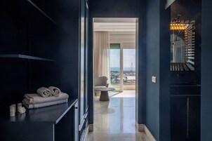 Habitación superior con 1 cama doble o 2 individuales, balcón, vistas al mar | Caja fuerte, cortinas opacas, wifi gratis