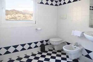 シャワー、ヘアドライヤー、ビデ、タオル