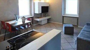 A compact living space with a kitchenette, a dining area, and a seating area. - 🏡 Panoramic House in Cassone - Renovated Apartment with Lake View (Malcesine)