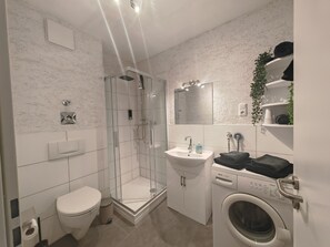 Shower, towels, soap, toilet paper - Guest apartment and service apartment Hermsdorf (Hohe Börde)