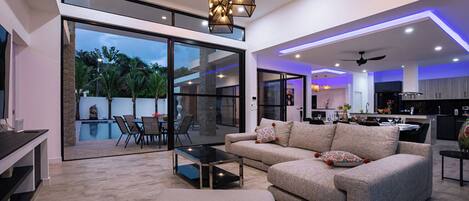 奢華別墅, 5 間臥室, 私人泳池, 泳池景觀 | 客廳 | 80-吋智慧型電視、衛星頻道、Netflix、串流服務