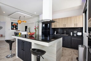 Luxury Villa, 5 Bedrooms, Private Pool, Pool View | Private kitchen - Modern 5 Bedrooms Pool Villa Curtis (Rawai)