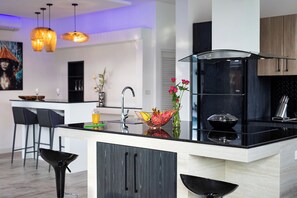 Luxury Villa, 5 Bedrooms, Private Pool, Pool View | Private kitchen - Modern 5 Bedrooms Pool Villa Curtis (Rawai)