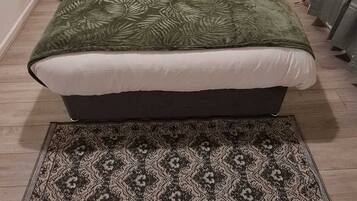 Iron/ironing board, WiFi, bed sheets