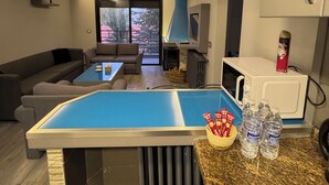Una sala de estar moderna con un sofá, una mesa de centro y vistas al exterior.