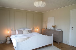 Desk, iron/ironing board, free WiFi, bed sheets - Cosy Swedish House by the lake (Örnalt)