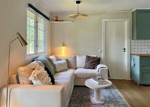 Fireplace, books - Cosy Swedish House by the lake (Örnalt)