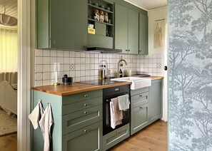 Jääkaappi, uuni, liesi, kahvin-/teenkeitin