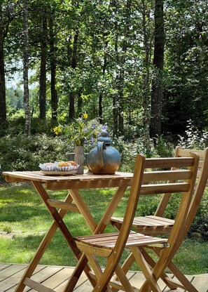 Outdoor dining - Cosy Swedish House by the lake (Örnalt)