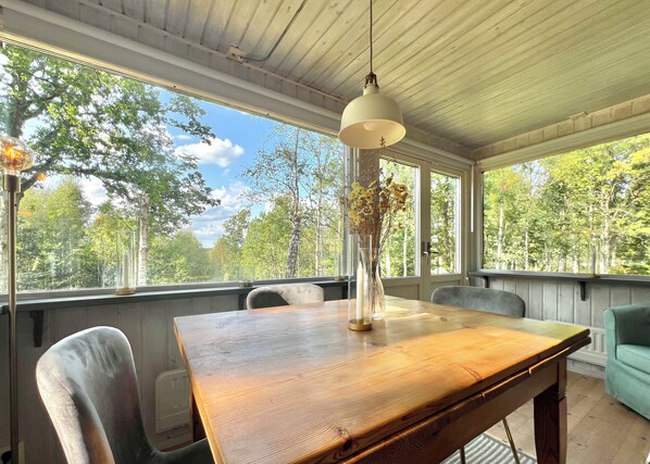 Dining - Cosy Swedish House by the lake (Örnalt)