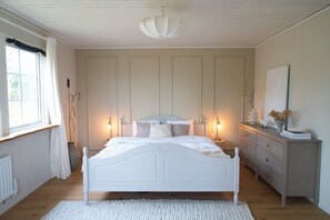 Desk, iron/ironing board, free WiFi, bed sheets - Cosy Swedish House by the lake (Örnalt)