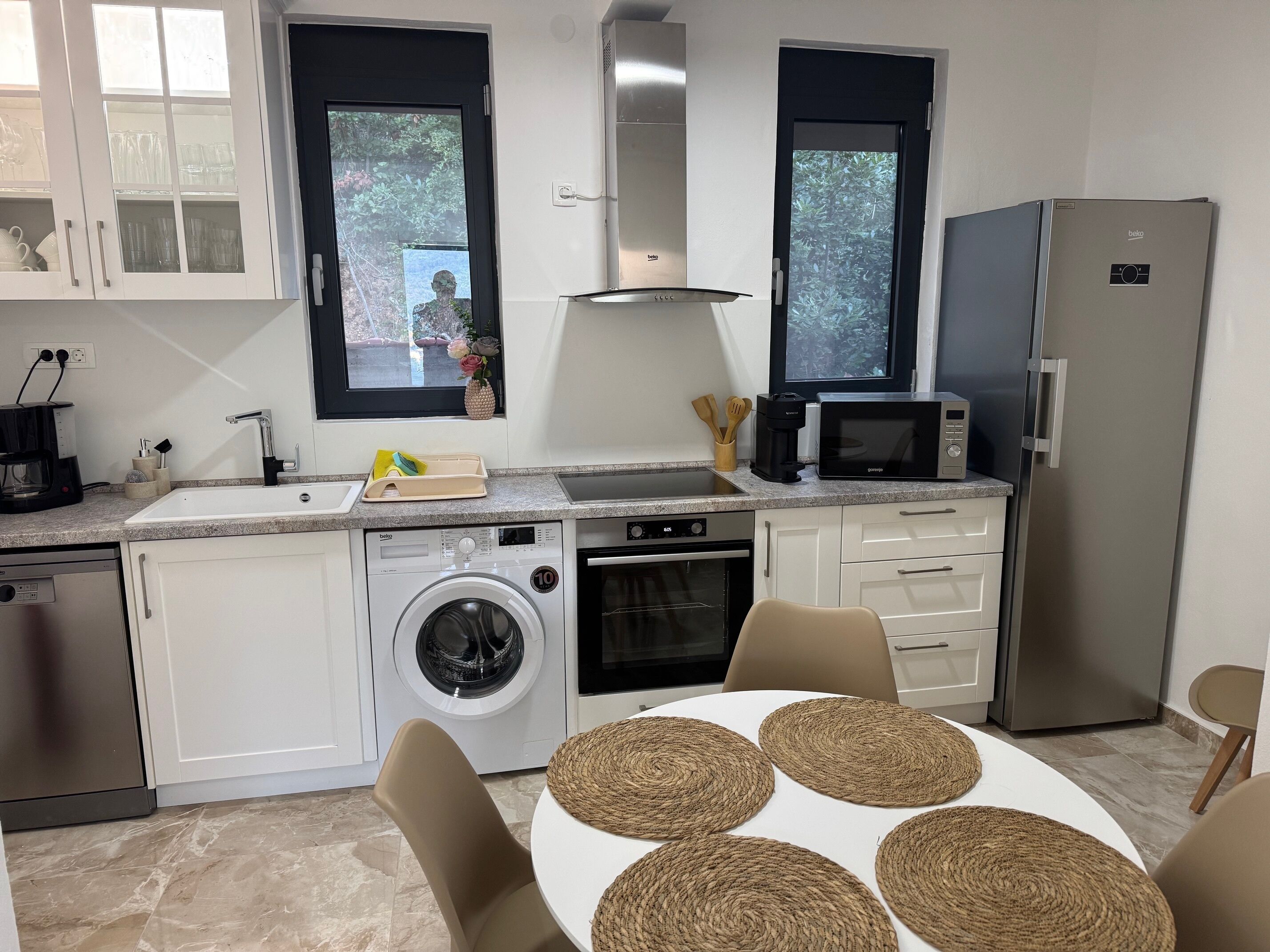 Mikrowelle, Ofen, Herdplatte, Geschirrspüler