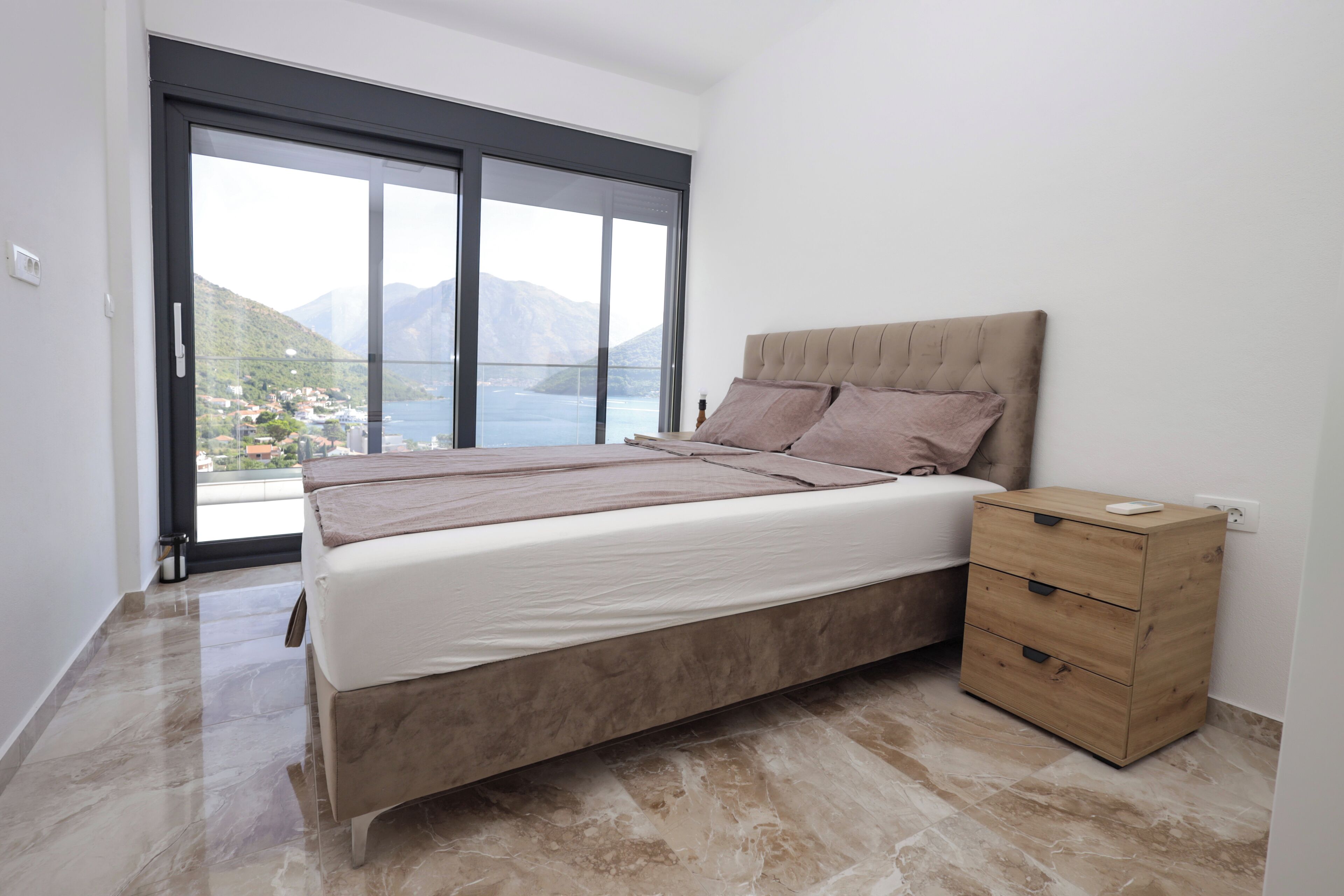 5 bedrooms, iron/ironing board, WiFi, bed sheets