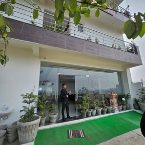 Vista frontal de la propiedad