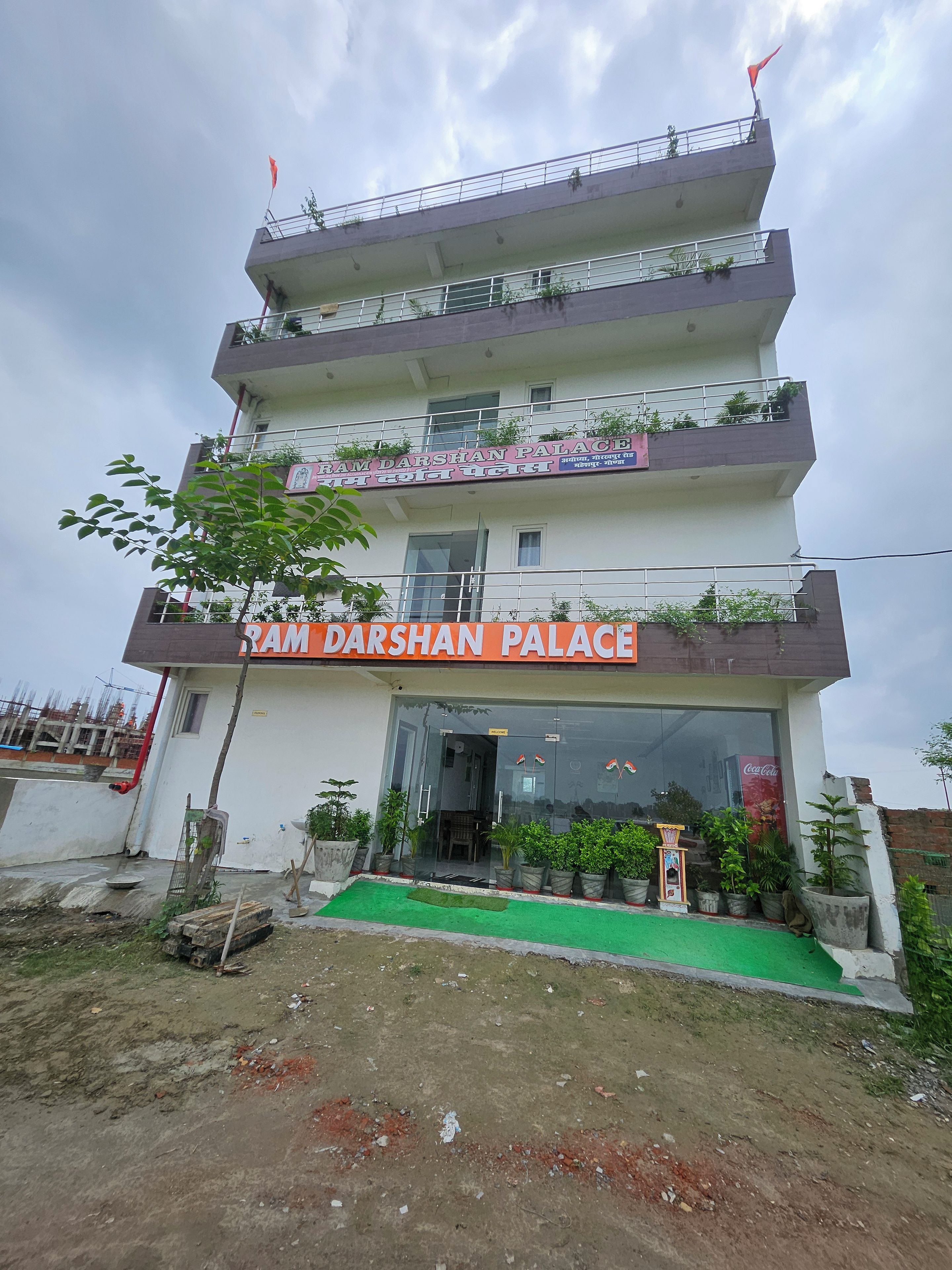 Un immeuble à plusieurs étages sur lequel on peut lire l’inscription : « RAM DARSHAN PALACE ».