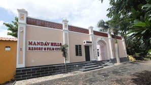 A building with a sign reading "MANDAV HILLS RESORT & FILM CITY". - Mandav Hills Resort (Dhar)