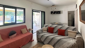 Ein modernes Wohnzimmer mit einer Couch, einem Couchtisch und einem gemusterten Teppich.