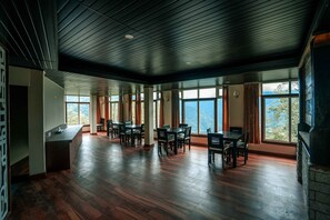 Dining - Springhill Farmstead. Wake Up to Kanchenjunga – Your Luxury Escape in Pelling (Pelling)